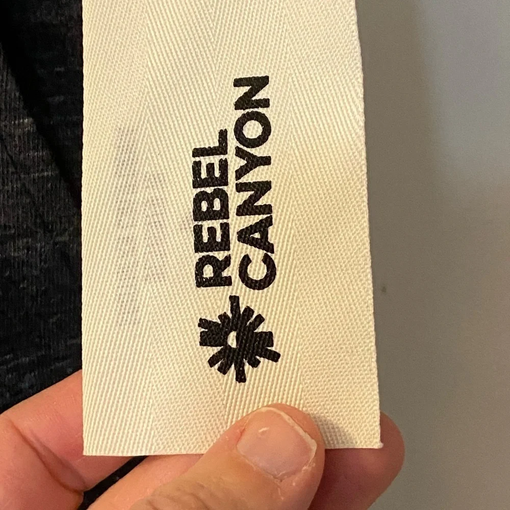 Rebel Canyon charcoal heather joggers size large. Pockets with tapered leg. New
